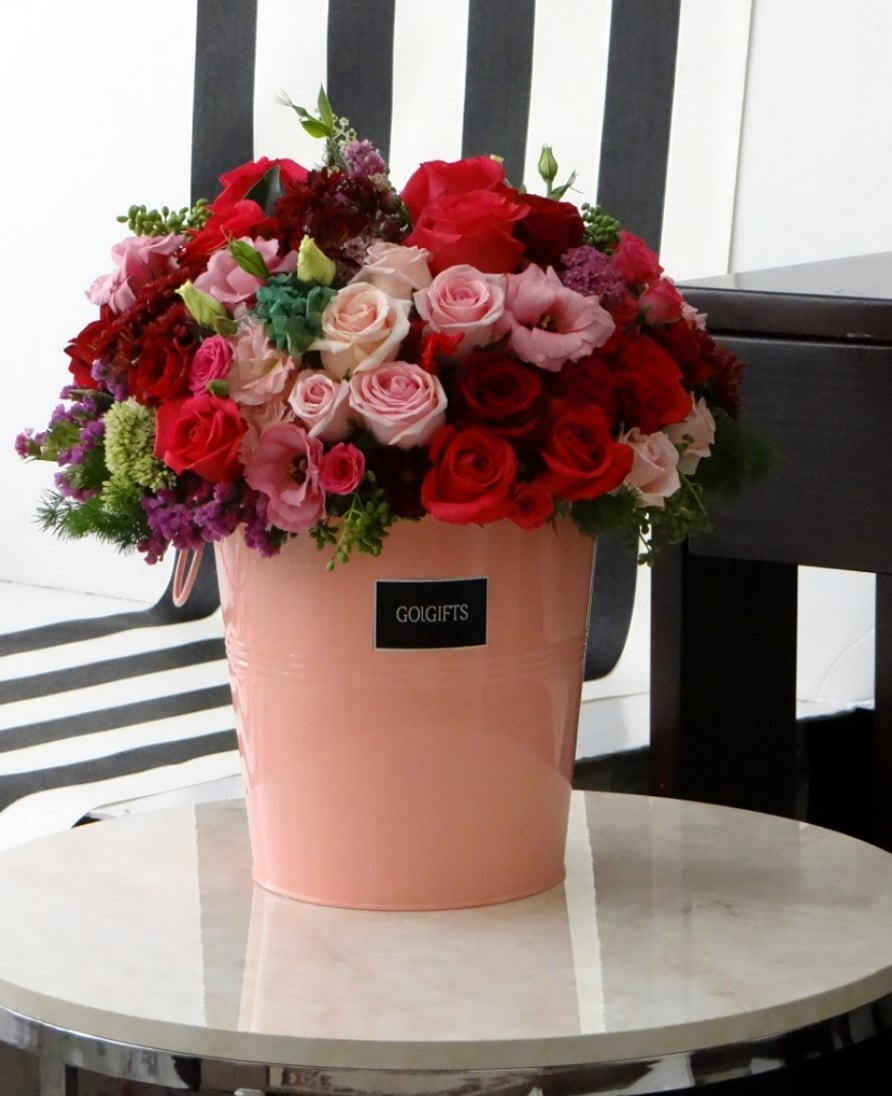 باکس گل سایز 35 در گلدان فلزی صورتی مدل 3 برند گل گیفت