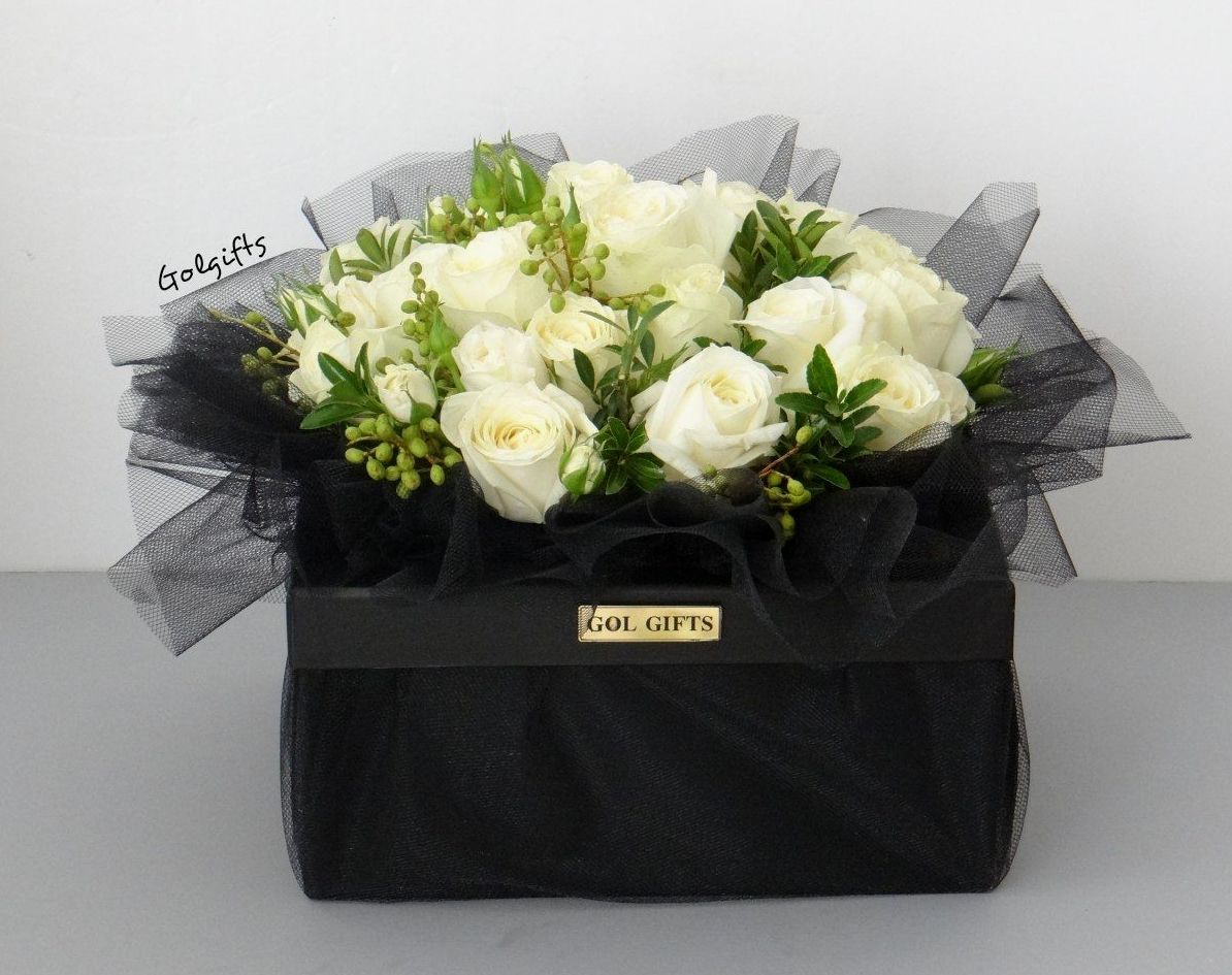 جعبه گل سفارشی رز سفید برای عرض تسلیت 