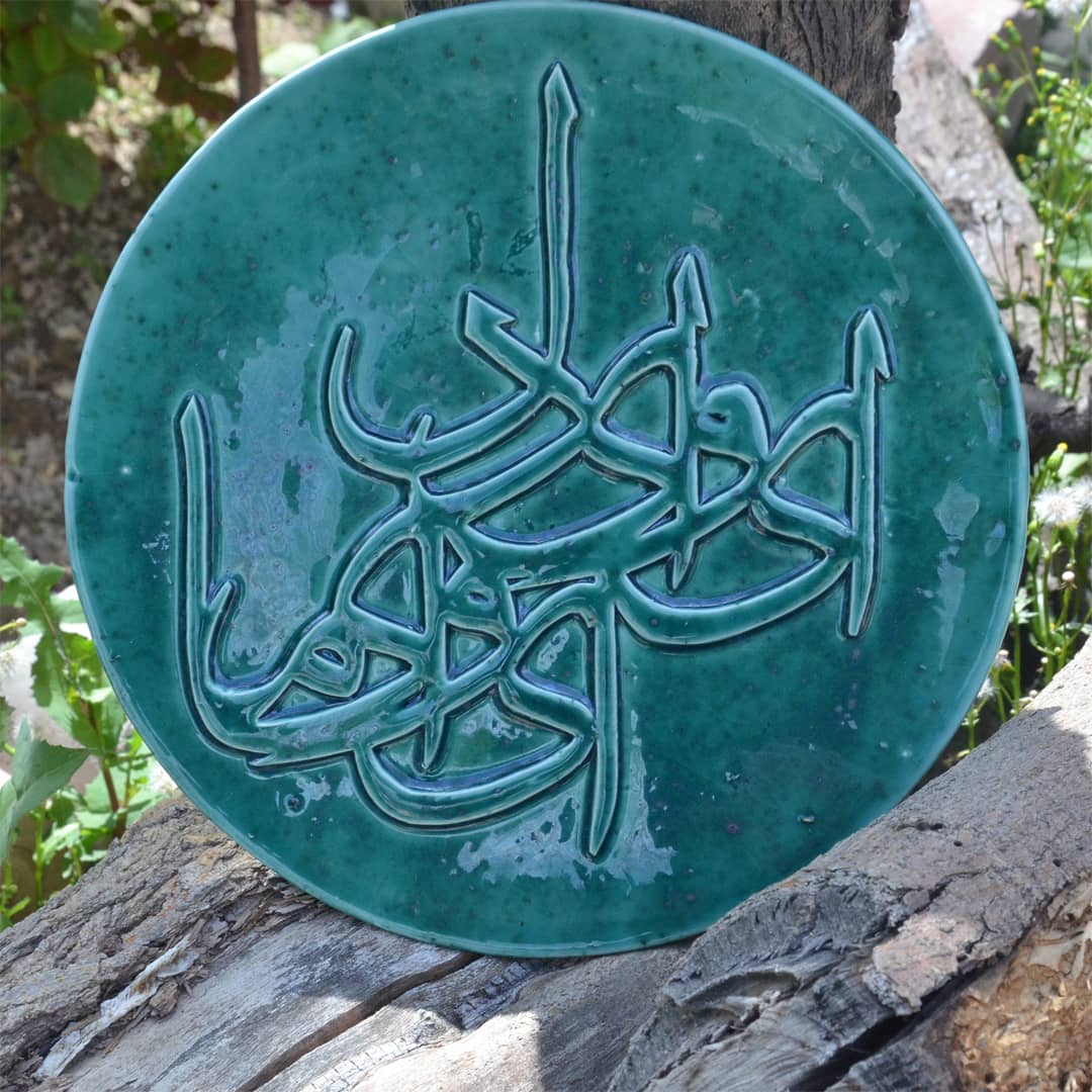 بشقاب دیوار کوب سرامیکی برجسته ۲۵ سانتی طرح 