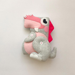 عروسک نمدی دایناسور طوسی و صورتی