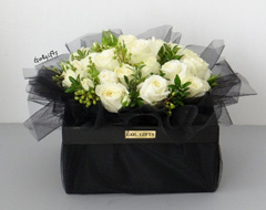 جعبه گل سفارشی رز سفید برای عرض تسلیت 