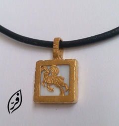 گردنبند نقره با آبکاری طلا و سنگ صدف مربعی