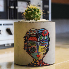 گلدان بتنی استوانه طرح چهره