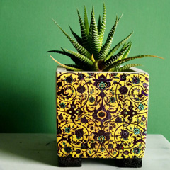 گلدان بتنی مکعب طرح کاشی زرد مشکی